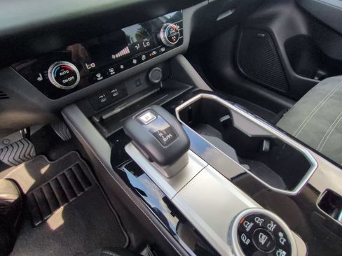 Used 2025 Mitsubishi Outlander SE AWD/4WD image 19