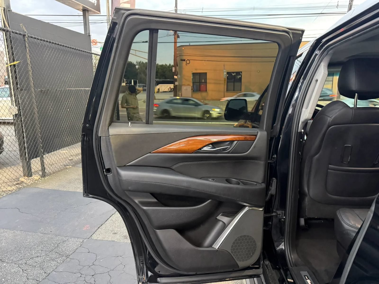 Used 2017 Cadillac Escalade Premium Luxury AWD/4WD image 10