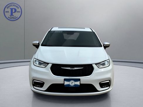 Used 2023 Chrysler Pacifica Limited FWD image 2