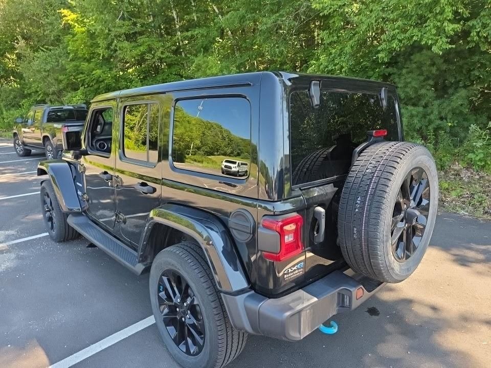Used 2022 Jeep Wrangler Unlimited Sahara w/ Cold Weather Group AWD/4WD image 4