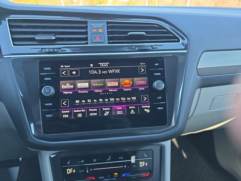 Used 2024 Volkswagen Tiguan SE R-Line image 21