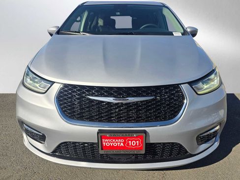 Used 2023 Chrysler Pacifica Touring-L image 8