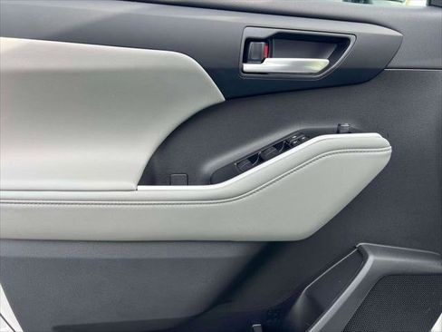 Used 2026 Toyota Highlander XLE image 16