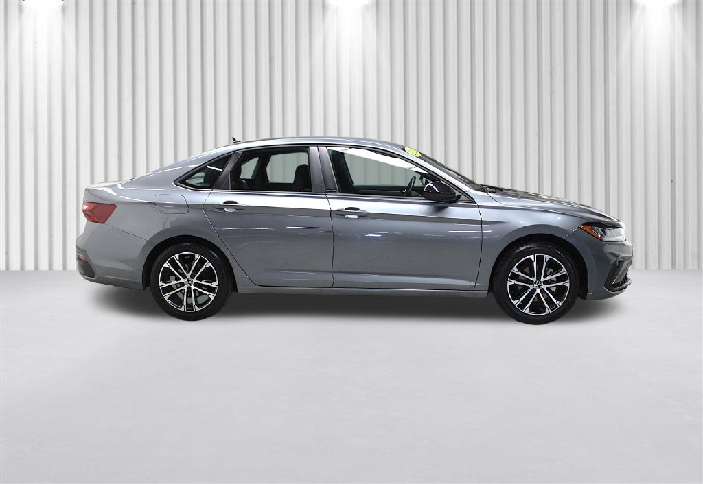 Used 2025 Volkswagen Jetta Sport FWD image 2