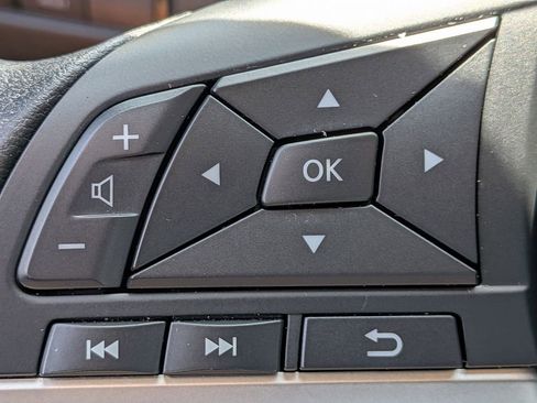 Used 2025 Nissan Sentra SV FWD image 22