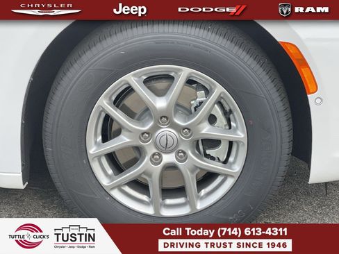 New 2026 Chrysler Pacifica Select FWD image 10