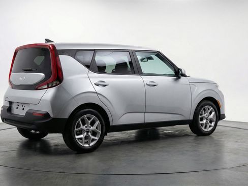Used 2025 Kia Soul LX w/ LX Technology Package FWD image 9