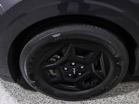 Used 2025 Kia Carnival image 11