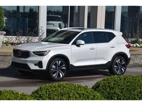 Certified 2025 Volvo XC40 B5 Plus w/ Protection Package Premier image 8