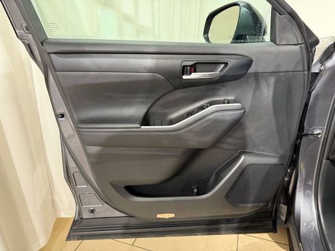 Certified 2023 Toyota Highlander XLE image 15