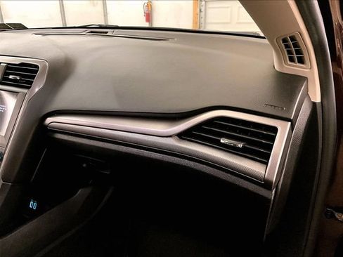 Used 2019 Ford Fusion SE FWD image 15
