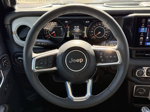 Used 2025 Jeep Wrangler Unlimited Sahara image 16