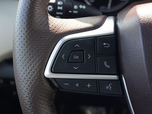 Used 2024 Toyota Sienna Platinum image 11