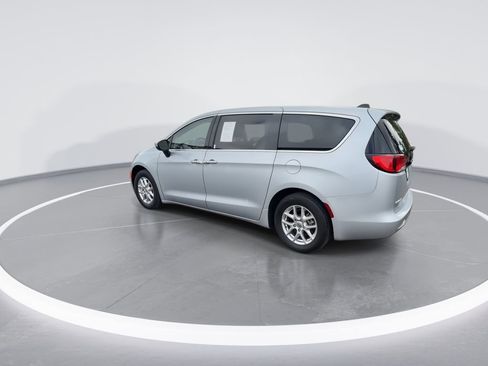 Used 2022 Chrysler Voyager LX FWD image 6