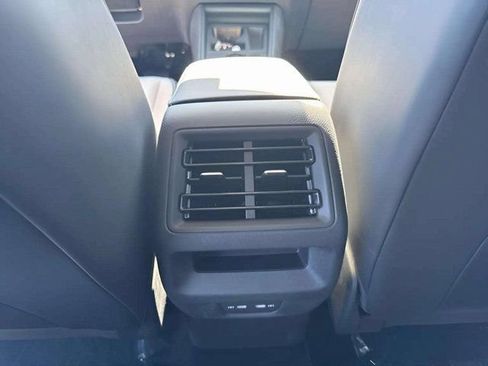 Certified 2025 Volkswagen Tiguan SE AWD/4WD image 9