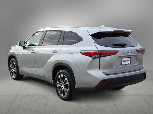 Used 2023 Toyota Highlander XLE FWD image 6