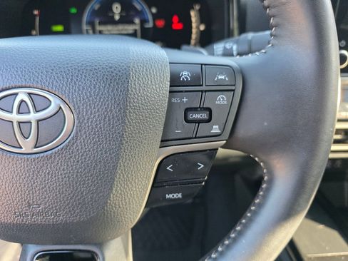 Used 2025 Toyota Camry SE w/ Convenience Package FWD image 30