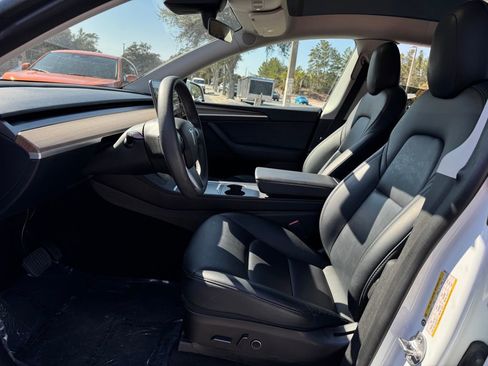 Used 2022 Tesla Model Y Long Range image 11