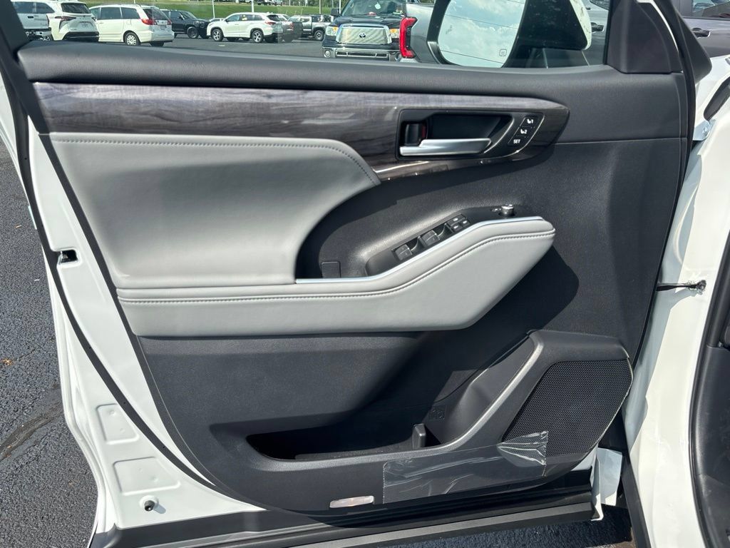 New 2026 Toyota Highlander Platinum AWD/4WD image 7