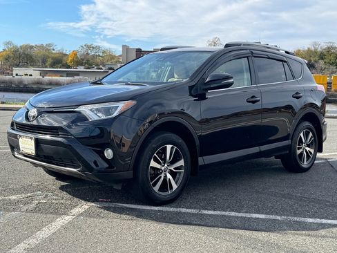 Used 2018 Toyota RAV4 XLE image 3