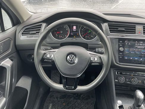 Used 2021 Volkswagen Tiguan SE w/ Panoramic Sunroof Package image 25