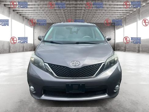 Used 2014 Toyota Sienna SE image 2