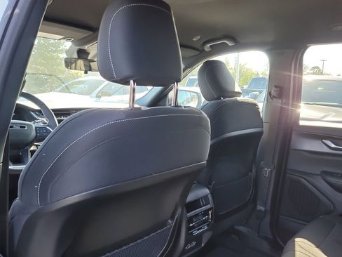 New 2025 Jeep Grand Cherokee Laredo image 10