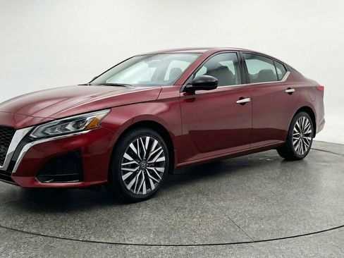 Used 2025 Nissan Altima 2.5 SV image 3