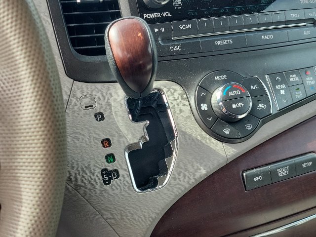 Used 2014 Toyota Sienna XLE FWD image 32