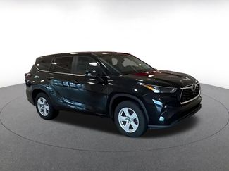 Used 2025 Toyota Highlander LE FWD video 2