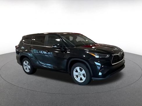 Used 2025 Toyota Highlander LE FWD image 2