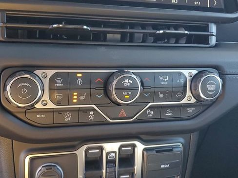 New 2026 Jeep Wrangler Unlimited Sahara AWD/4WD image 30