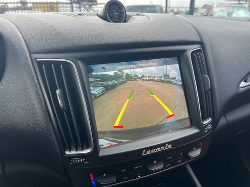 Used 2018 Maserati Levante image 23