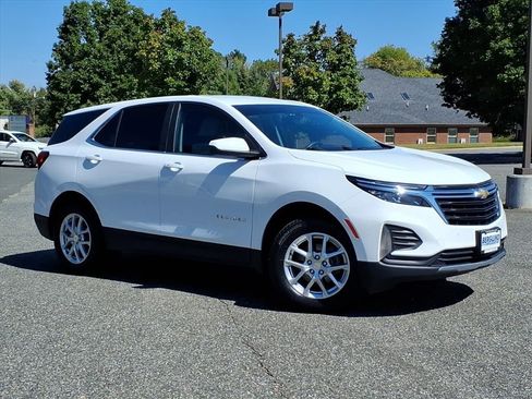 Used 2023 Chevrolet Equinox LT w/ Driver Convenience Package image 2