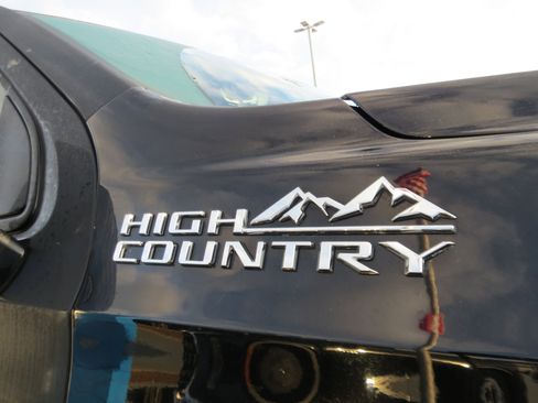 Used 2022 Chevrolet Suburban High Country image 9