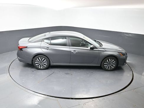Used 2024 Nissan Altima 2.5 SV FWD image 14