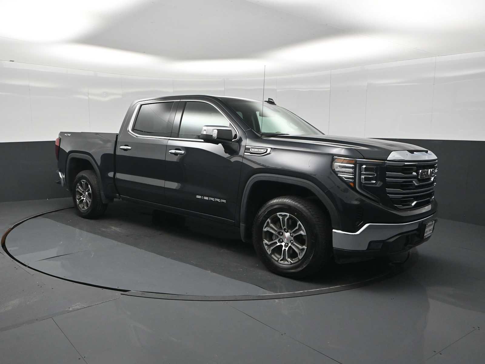 Used 2025 GMC Sierra 1500 SLT AWD/4WD image 2