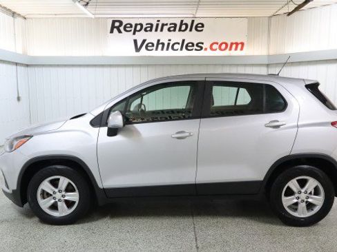 Used 2020 Chevrolet Trax LS FWD image 1