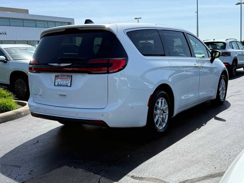 Used 2023 Chrysler Pacifica Touring-L FWD image 4
