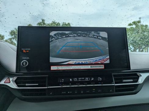 Used 2025 Toyota Sienna XLE FWD image 24