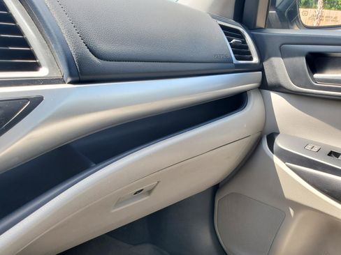 Used 2017 Toyota Highlander XLE AWD/4WD image 25