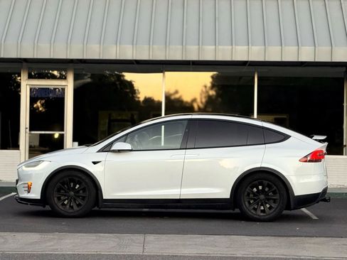 Used 2017 Tesla Model X 75D image 4