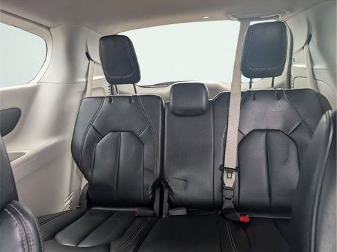 Used 2023 Chrysler Pacifica Touring-L FWD image 32