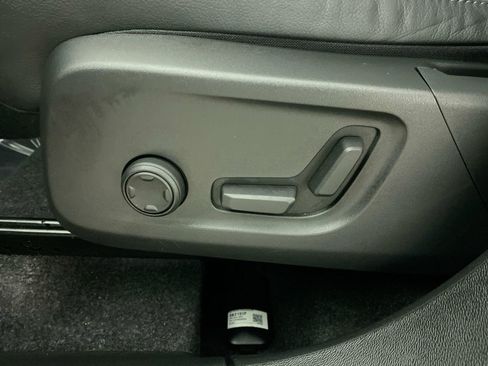 Used 2025 Volvo XC40 B5 Plus image 21