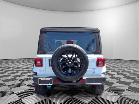 Used 2024 Jeep Wrangler Unlimited Sahara w/ Technology Group AWD/4WD image 6