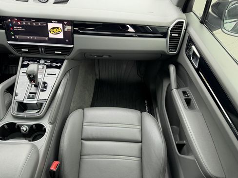 Used 2023 Porsche Cayenne w/ Premium Package AWD/4WD image 19