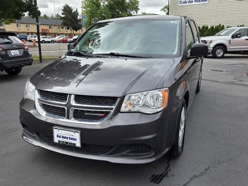 Used 2018 Dodge Grand Caravan SE w/ UConnect Hands-Free Group FWD image 3