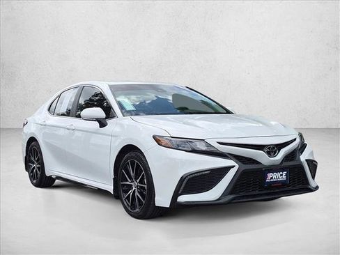 Used 2022 Toyota Camry SE FWD image 3