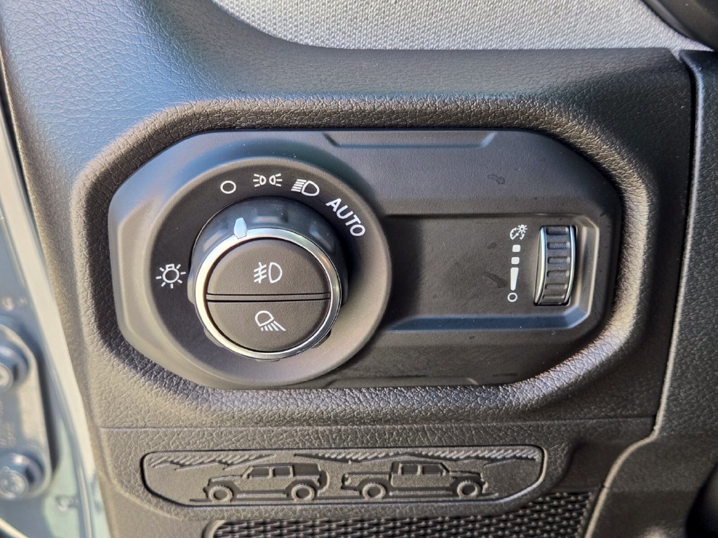 Used 2025 Jeep Gladiator Sport AWD/4WD image 32