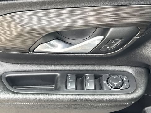 Used 2024 GMC Terrain SLE image 33